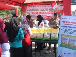PEDULI: Anggota Polres Probolinggo saat melayani warga yang membeli beras dengan harga murah. (Foto: Bag. Humas Polres Probolinggo).
