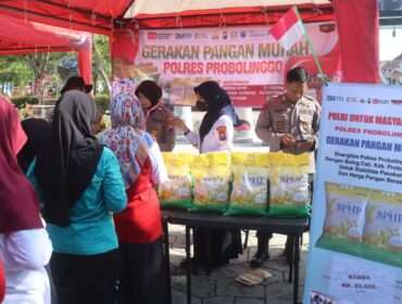 PEDULI: Anggota Polres Probolinggo saat melayani warga yang membeli beras dengan harga murah. (Foto: Bag. Humas Polres Probolinggo).
