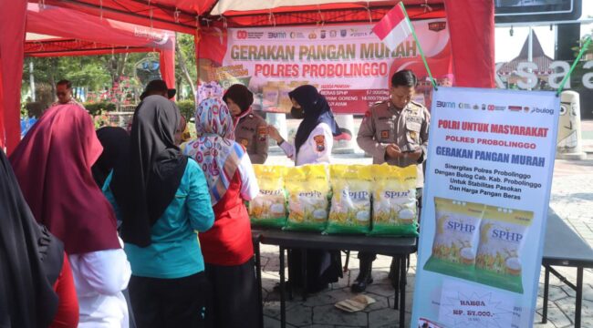 PEDULI: Anggota Polres Probolinggo saat melayani warga yang membeli beras dengan harga murah. (Foto: Bag. Humas Polres Probolinggo).
