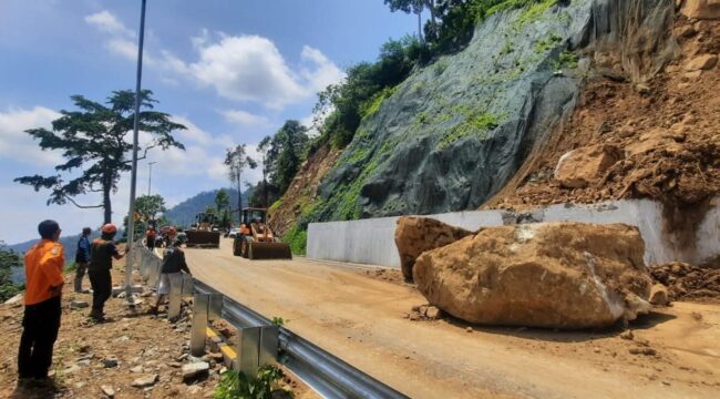 Tanah longsor di kawasan Piket Nol, Lumajang. (Foto: BPBD Lumajang).