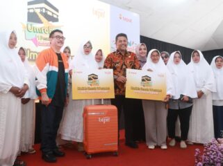 GRATIS: Direktur BTPN Syariah, Dwiyono Bayu Winantio dan Bupati Pronolinggo, dr. Mohamad Haris  secara simbolis menyerahkan hadiah umroh bagi nasabah. (foto: Ali Ya'lu).