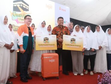 GRATIS: Direktur BTPN Syariah, Dwiyono Bayu Winantio dan Bupati Pronolinggo, dr. Mohamad Haris  secara simbolis menyerahkan hadiah umroh bagi nasabah. (foto: Ali Ya'lu).