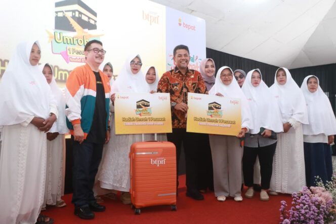 
					GRATIS: Direktur BTPN Syariah, Dwiyono Bayu Winantio dan Bupati Pronolinggo, dr. Mohamad Haris  secara simbolis menyerahkan hadiah umroh bagi nasabah. (foto: Ali Ya'lu).