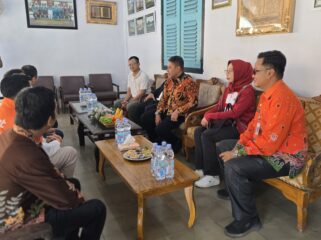DISKUSI: Bupati Probolinggo, dr. Mohamad Haris (mengenakan batik merah bata) ditemani jajaran diskusi dengan petinggi BTPN Syariah. (foto: Ali Ya'lu).