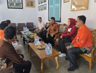 DISKUSI: Bupati Probolinggo, dr. Mohamad Haris (mengenakan batik merah bata) ditemani jajaran diskusi dengan petinggi BTPN Syariah. (foto: Ali Ya'lu).
