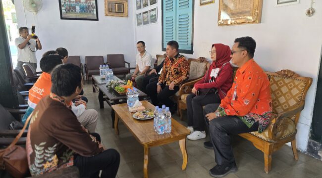 DISKUSI: Bupati Probolinggo, dr. Mohamad Haris (mengenakan batik merah bata) ditemani jajaran diskusi dengan petinggi BTPN Syariah. (foto: Ali Ya'lu).