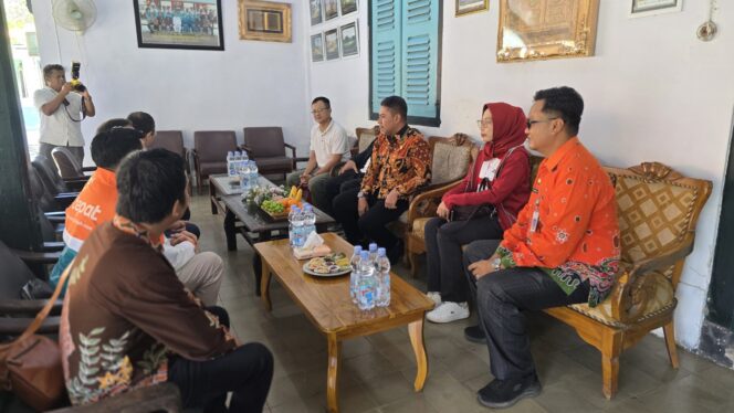 
					DISKUSI: Bupati Probolinggo, dr. Mohamad Haris (mengenakan batik merah bata) ditemani jajaran diskusi dengan petinggi BTPN Syariah. (foto: Ali Ya'lu).