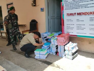 DIGELEDAH: Kantor Dinas Pendidikan dan Kebudayaan (Disdikdaya) Kabupaten Probolinggo saat diperiksa kejaksaan beberapa waktu lalu. (foto: Ali Ya'lu).
