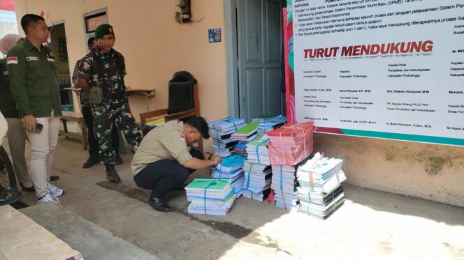 
					DIGELEDAH: Kantor Dinas Pendidikan dan Kebudayaan (Disdikdaya) Kabupaten Probolinggo saat diperiksa kejaksaan beberapa waktu lalu. (foto: Ali Ya'lu).
