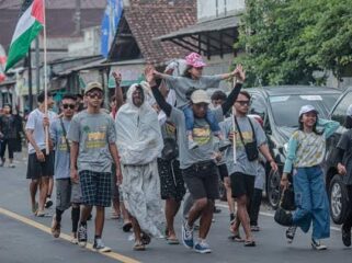 JALAN KAKI: Peserta Tajemtra 2023 lalu tengah menyusuri rute Jember - Tanggul. (Foto: Dok. Pemkab Jember).
