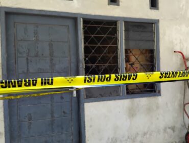 TKP: Kondisi Tempat Kejadian Perkara (TKP) dugaan kasus gantung diri di mess karyawan, PT. Sungai Budi, Jalan Yos Sudarso Nomor 58, Kelurahan Wirolegi, Kecamatan Sumbersari, Jember, Jumat (22/8/25) sore. (Foto: M. Abd Rozaq Mubarok).
