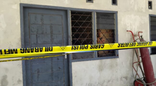 TKP: Kondisi Tempat Kejadian Perkara (TKP) dugaan kasus gantung diri di mess karyawan, PT. Sungai Budi, Jalan Yos Sudarso Nomor 58, Kelurahan Wirolegi, Kecamatan Sumbersari, Jember, Jumat (22/8/25) sore. (Foto: M. Abd Rozaq Mubarok).
