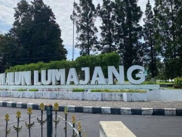 BERSOLEK: Alun-alun Lumajanh bakal dipercantik agar warga semakin nyamam beraktifitas di jantung kota tersebut. (Foto: Asmadi).