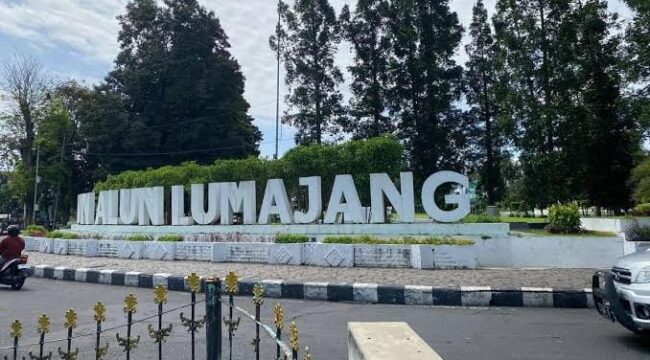 BERSOLEK: Alun-alun Lumajanh bakal dipercantik agar warga semakin nyamam beraktifitas di jantung kota tersebut. (Foto: Asmadi).