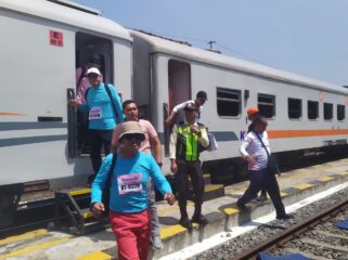 GRATIS: Peserta Tajemtra saat turun di Stasiun Tanggul, Jember, Sabtu, (23/8/25) siang. (Foto: M. Abd Rozaq Mubarok).