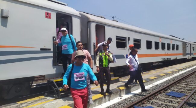 GRATIS: Peserta Tajemtra saat turun di Stasiun Tanggul, Jember, Sabtu, (23/8/25) siang. (Foto: M. Abd Rozaq Mubarok).