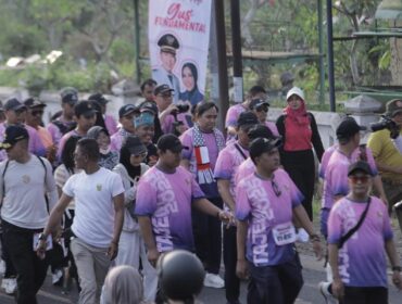 MERIAH: Para peserta gerak jalan Tanggul–Jember Tradisional (Tajemtra) tengah melintas usai start. (foto: istimewa).

