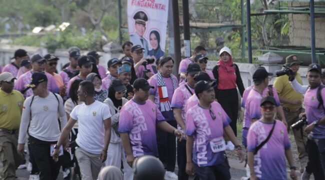 MERIAH: Para peserta gerak jalan Tanggul–Jember Tradisional (Tajemtra) tengah melintas usai start. (foto: istimewa).
