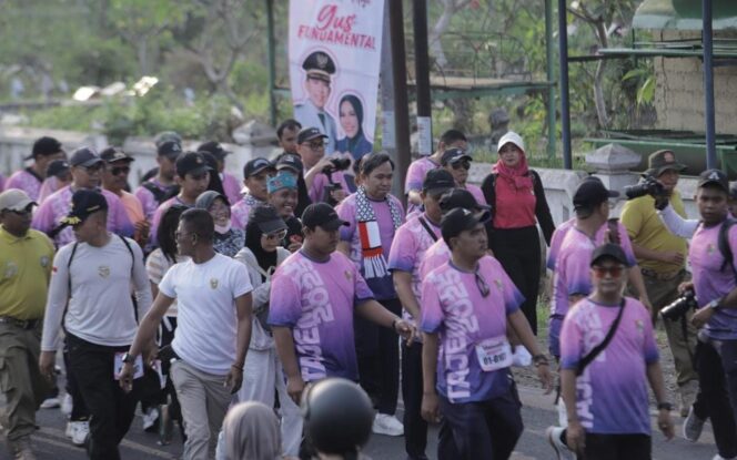 
					MERIAH: Para peserta gerak jalan Tanggul–Jember Tradisional (Tajemtra) tengah melintas usai start. (foto: istimewa).
