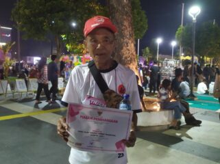 BERSEMANGAT: Muntoyo, pria berusia 70 tahun yang ikut memeriahkan Tajemtra 2025 dari garis start hingga finish. (Foto: M. Abd Rozaq Mubarok). 