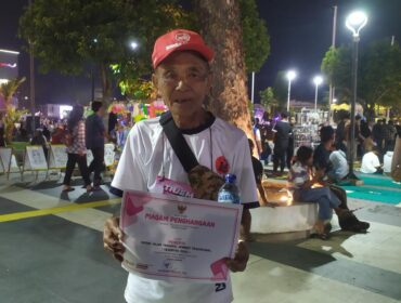 BERSEMANGAT: Muntoyo, pria berusia 70 tahun yang ikut memeriahkan Tajemtra 2025 dari garis start hingga finish. (Foto: M. Abd Rozaq Mubarok). 