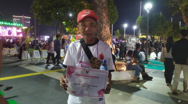BERSEMANGAT: Muntoyo, pria berusia 70 tahun yang ikut memeriahkan Tajemtra 2025 dari garis start hingga finish. (Foto: M. Abd Rozaq Mubarok). 
