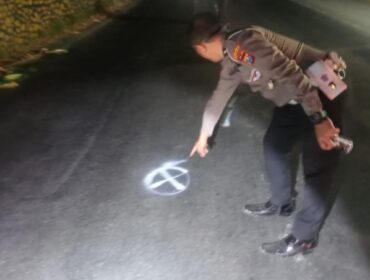 OLAH TKP: Anggota Satlantas Polres Probolinggo saat melakukan olah TKP pasca kecelakaan di jalur pantura. (foto: Istimewa).