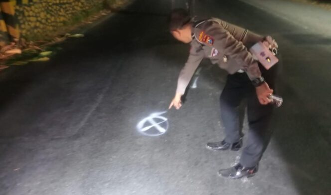 
					OLAH TKP: Anggota Satlantas Polres Probolinggo saat melakukan olah TKP pasca kecelakaan di jalur pantura. (foto: Istimewa).