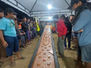 MERIAH: Suasana kemeriahan lomba balap kelereng di Fesa Kedungsupit, Kec. Wononerto, Kab. Probolinggo. (Foto: Hafiz Rozani).