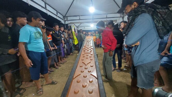 
					MERIAH: Suasana kemeriahan lomba balap kelereng di Fesa Kedungsupit, Kec. Wononerto, Kab. Probolinggo. (Foto: Hafiz Rozani).
