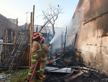 PEMADAMAN: Petugas Damkar Kota Probolinggo saat memadamkan api yang membakar kandang kambing. (Foto: istimewa)