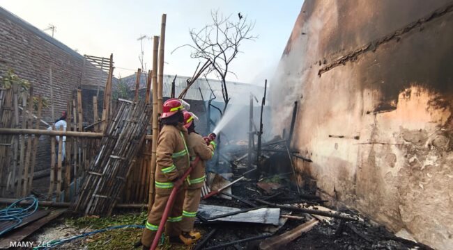 PEMADAMAN: Petugas Damkar Kota Probolinggo saat memadamkan api yang membakar kandang kambing. (Foto: istimewa)