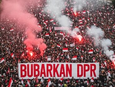 RICUH: Demo besar-besaran di depan Gedung DPR, Senin siang, 25 Agustus 2025, mulai diwarnai kericuhan. (Foto: IG kolakahub).
