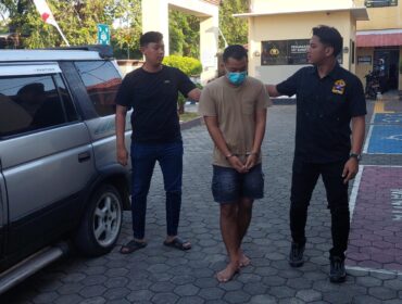 TIPU: Pelaku penipuan modus jual beli ikan, Firman, usak ditangkap oleh anggota Polsek Mayangan, Polres Probolinggo Kota. (foto: Hafiz Rozani).