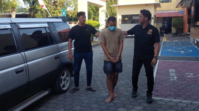 
					TIPU: Pelaku penipuan modus jual beli ikan, Firman, usak ditangkap oleh anggota Polsek Mayangan, Polres Probolinggo Kota. (foto: Hafiz Rozani).