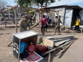 Petugas gabungan membongkar bangunan liar di kawasan Kota Pelabuhan Pasuruan