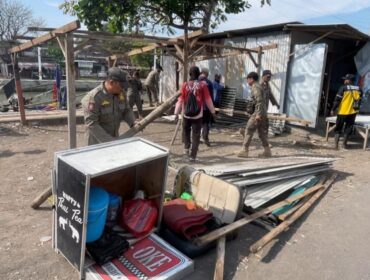Petugas gabungan membongkar bangunan liar di kawasan Kota Pelabuhan Pasuruan