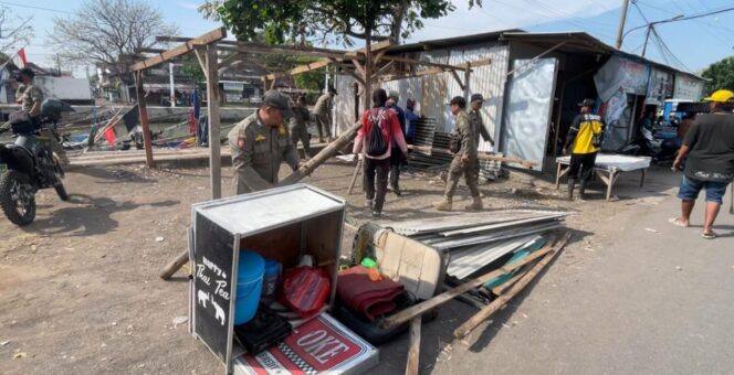 
					Petugas gabungan membongkar bangunan liar di kawasan Kota Pelabuhan Pasuruan