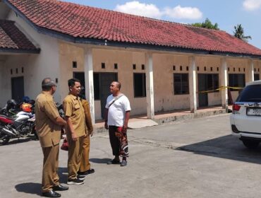 SELIDIKI: Perwakilan Dinas Tenaga Kerja (Disnaker) Jawa Timur (Jatim) saat Datangi Perusahaan Rose Brand, di kawasan Jalan Yos Sudarso, Kelurahan Wirolegi, Kecamatan Sumbersari, Jember, Senin (25/8/25) siang. (Foto: M. Abd Rozaq Mubarok).