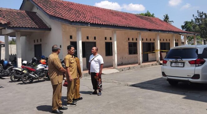 
					SELIDIKI: Perwakilan Dinas Tenaga Kerja (Disnaker) Jawa Timur (Jatim) saat Datangi Perusahaan Rose Brand, di kawasan Jalan Yos Sudarso, Kelurahan Wirolegi, Kecamatan Sumbersari, Jember, Senin (25/8/25) siang. (Foto: M. Abd Rozaq Mubarok).