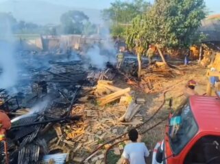 Petugas Damkar sedang memadamkan api yang membakar gudang mebel di Gondangwetan, Kabupaten Pasuruan. (Foto: Moh. Rois)