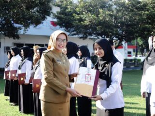 Bupati Indah saat penyerahan SK kepada ASN di kantornya. (Foto: Istimewa)