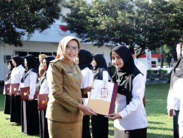 Bupati Indah saat penyerahan SK kepada ASN di kantornya. (Foto: Istimewa)