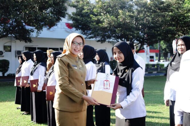 
					Bupati Indah saat penyerahan SK kepada ASN di kantornya. (Foto: Istimewa)