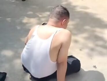 Pelaku yang diduga menipu warga dengan janji bisa mencairkan bansos. (Foto: tangkapan layar).
