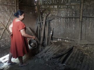 KEMALINGAN: Anak pemilik sapi, Siti Aisyah, menunjukkan lokasi sapi yang raib dicuri maling di Kelurahan Kareng Lor, Kecamatan Kedopok, Kota Probolinggo. (Foto: Hafiz Rozani).