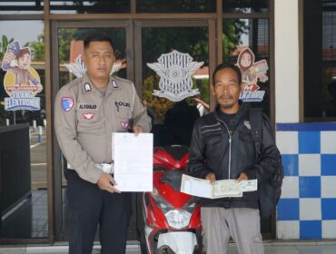 Satlantas Polres Pasuruan menyerahkan kembali sepeda motor milik warga Bojonegoro yang sempat hilang.