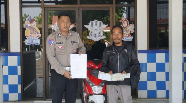 Satlantas Polres Pasuruan menyerahkan kembali sepeda motor milik warga Bojonegoro yang sempat hilang.