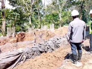 DIKEBUT: Proses pemasangan bronjong rangkaian kawat baja di sepanjang tikungan Khokap (KM 235+650) perbaikan Jalur Gumitir. (Foto: Istimewa).