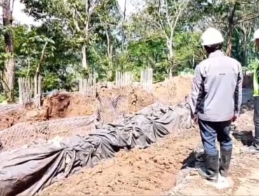 DIKEBUT: Proses pemasangan bronjong rangkaian kawat baja di sepanjang tikungan Khokap (KM 235+650) perbaikan Jalur Gumitir. (Foto: Istimewa).